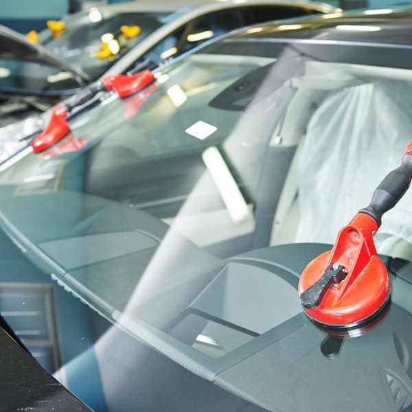 What auto glass service to call when windshield is broken  in Florida